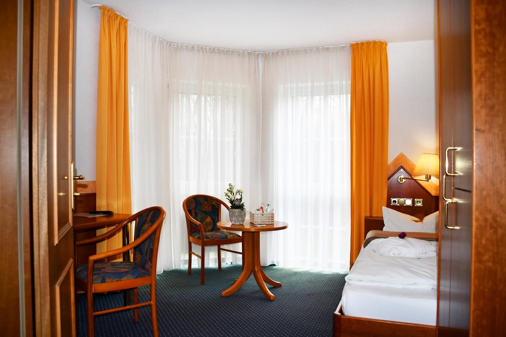 Hotelzimmer mit Bett und Sitzbereich