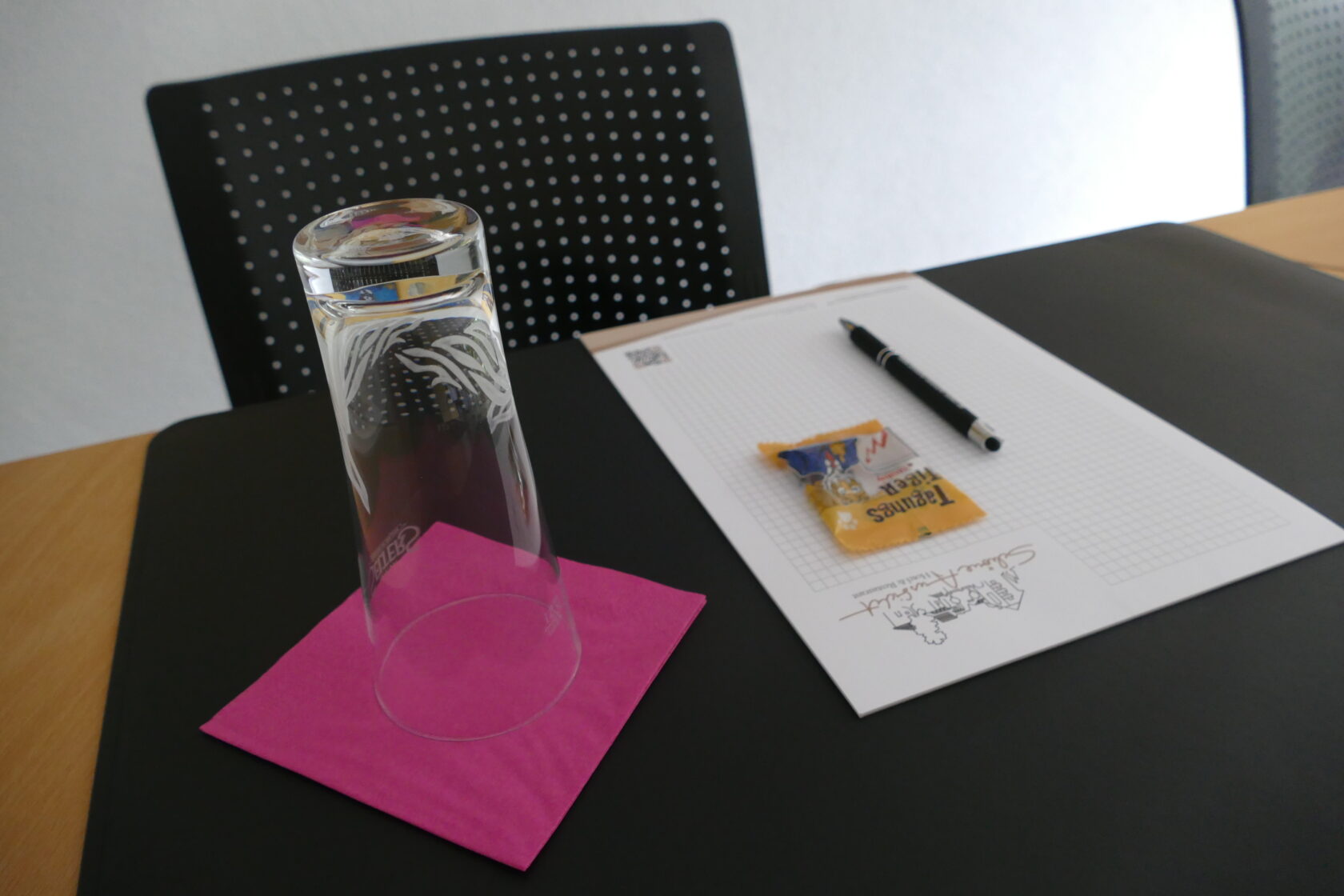 Schreibunterlage an einem vorbereiteten Arbeitsplatz